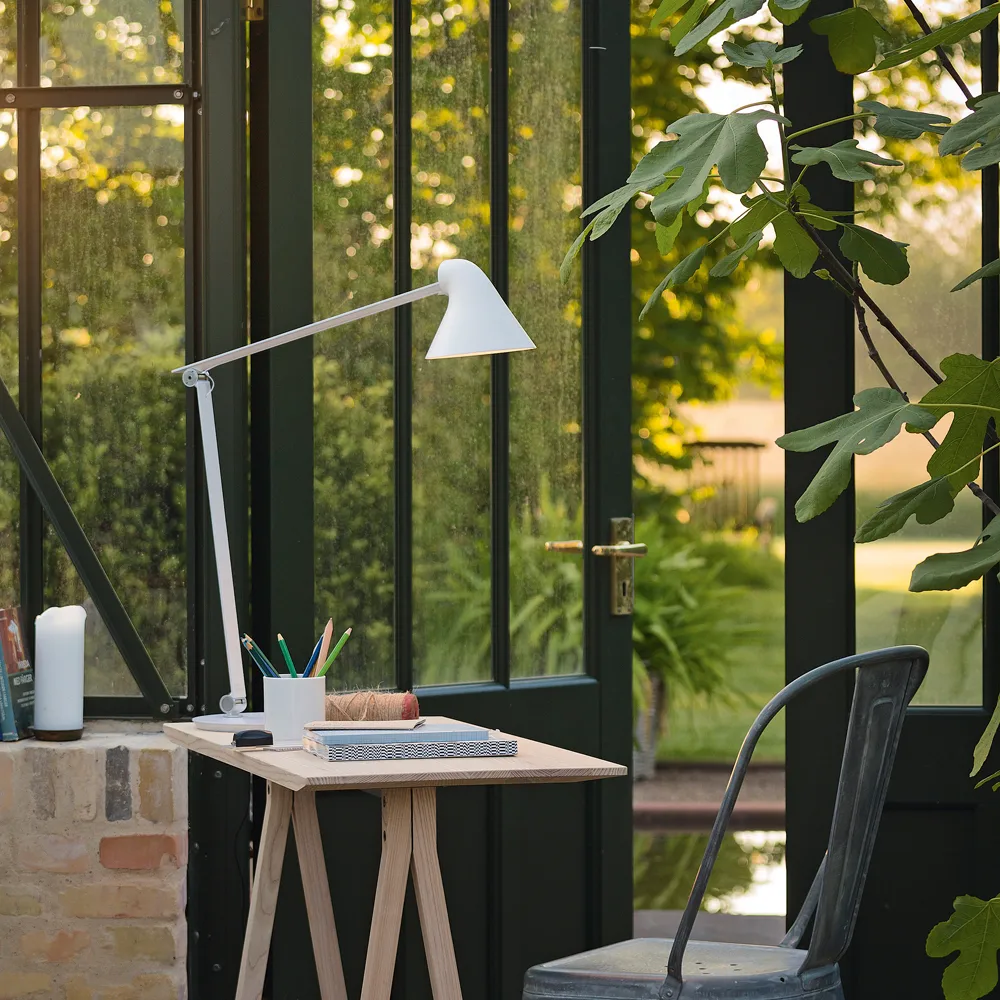 NJP desk lamp, White, pin ø10 cm, 3000k Louis Poulsen