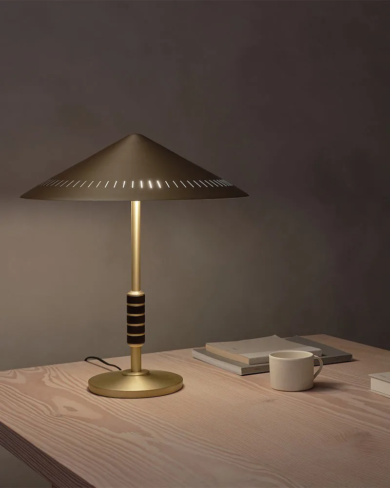 Governor 250 table lamp, Brass-walnut LYFA