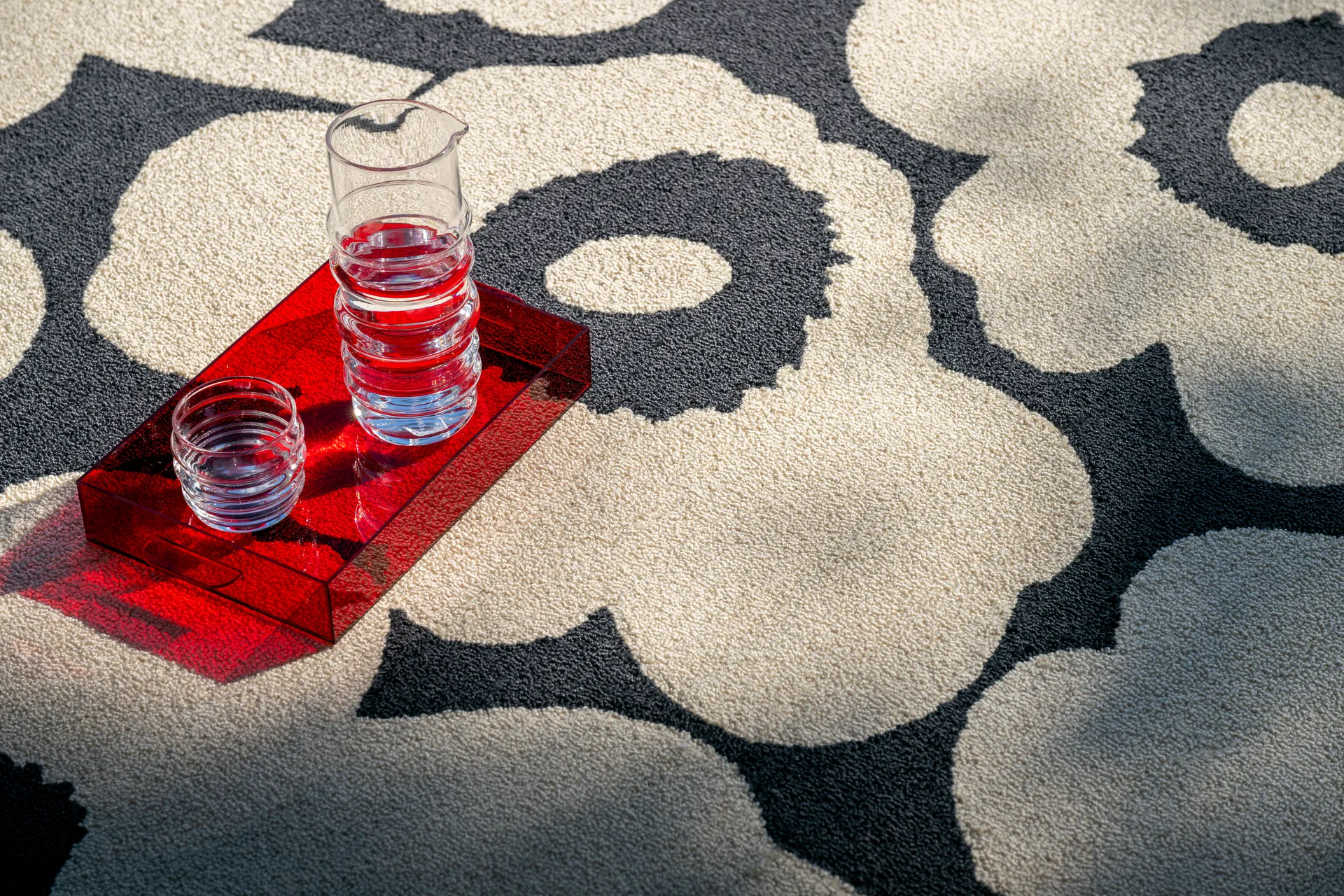 Unikko outdoor rug, Charcoal-white, 250x350 cm Marimekko