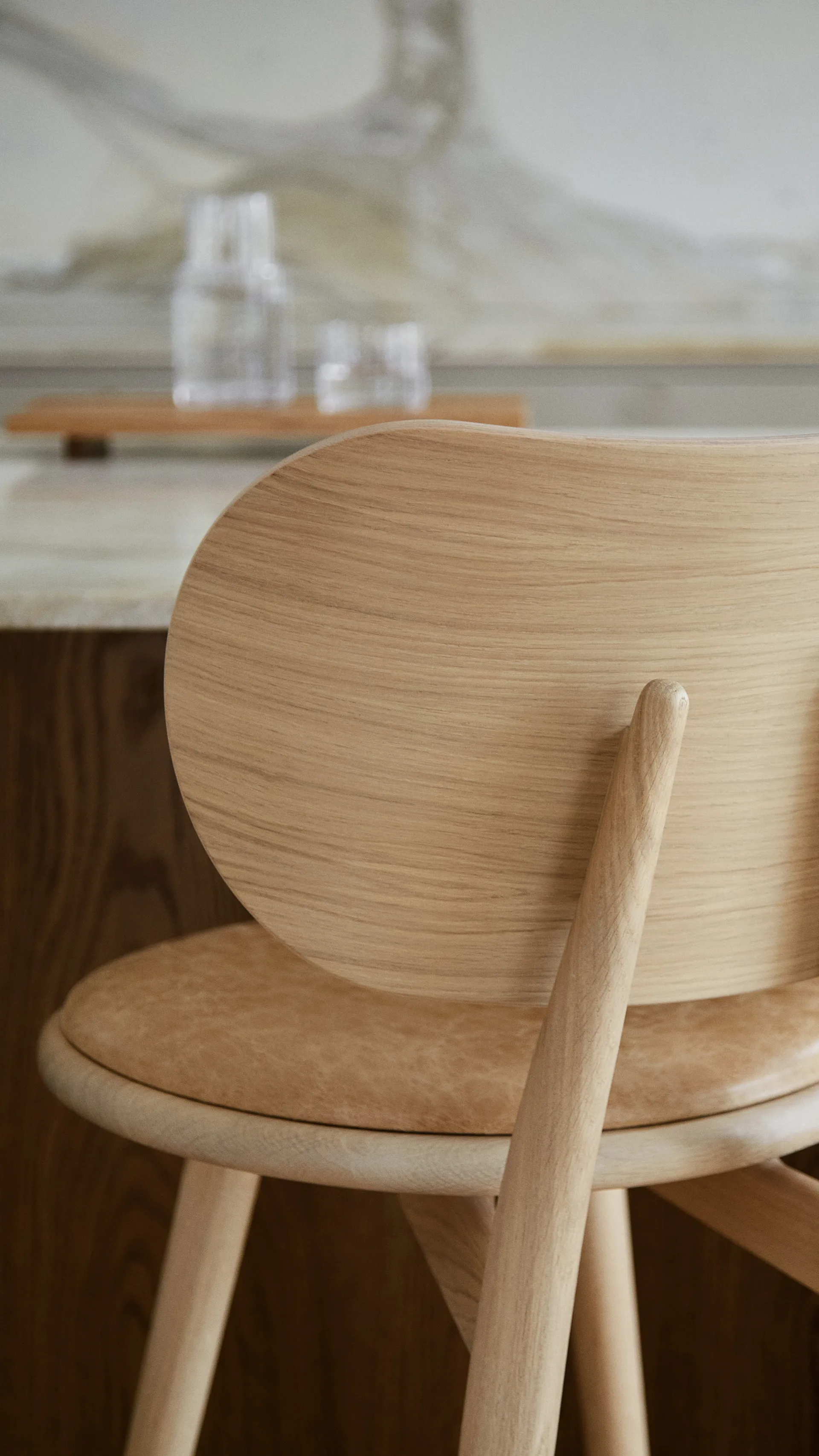 Mater High Stool Backrest barstool low, leather natural, matt varnished oak stand Mater