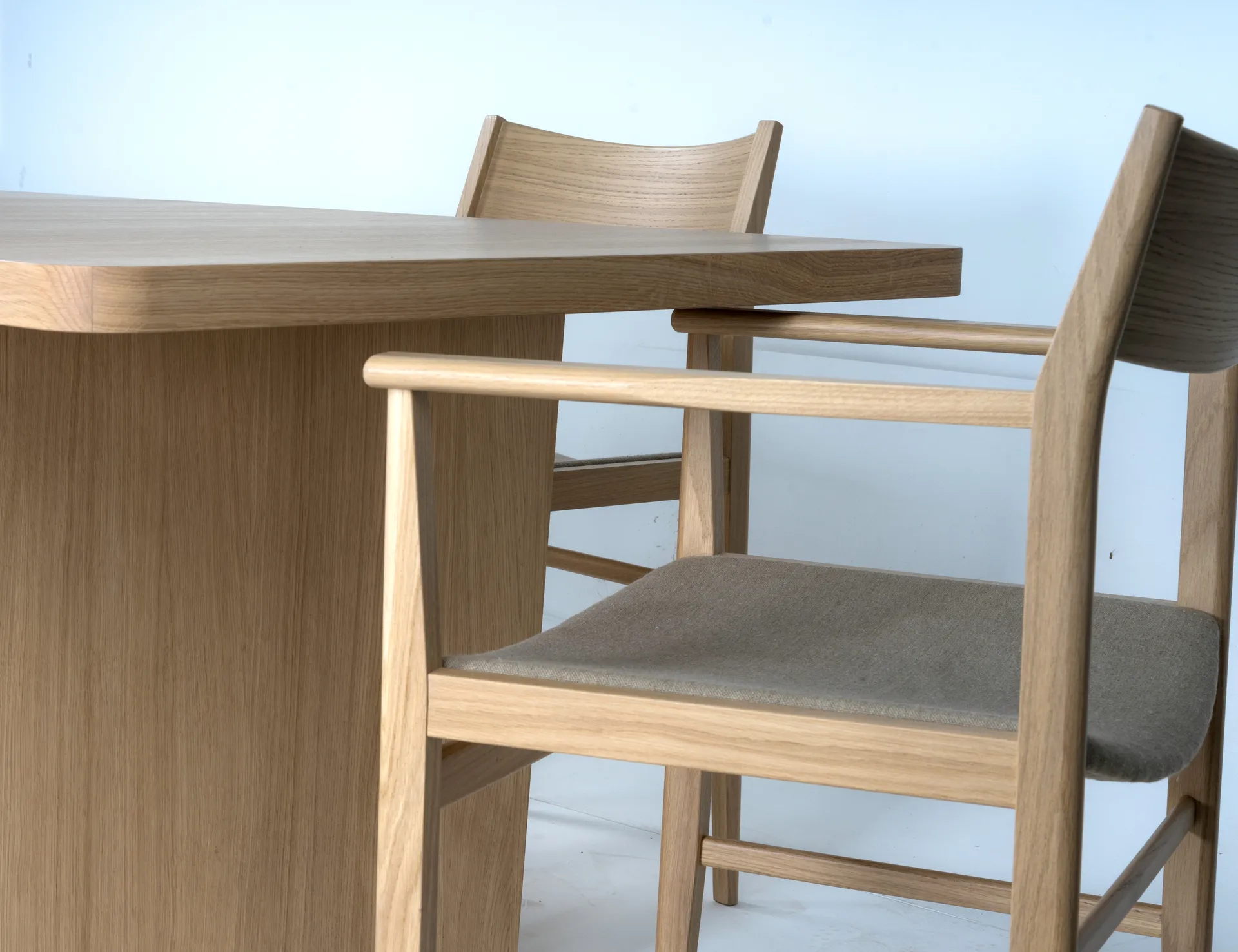Vaud dining table, White pigmented oak, 2 pcs inserts Mavis
