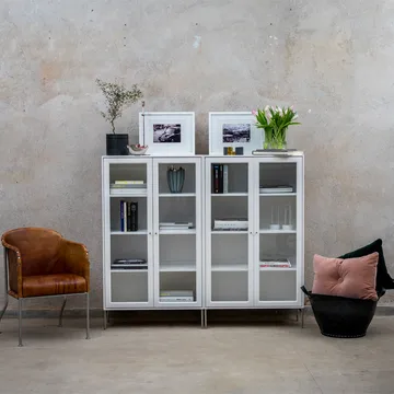 Volt display cabinet 130 cm white lacquer - Details in stainless steel - Mavis