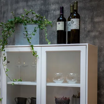 Volt display cabinet 190 cm white lacquer - Details in stainless steel - Mavis