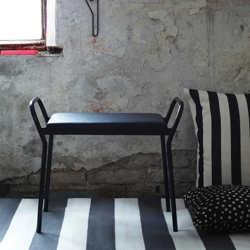 Anyone stool, Black-black leather Maze