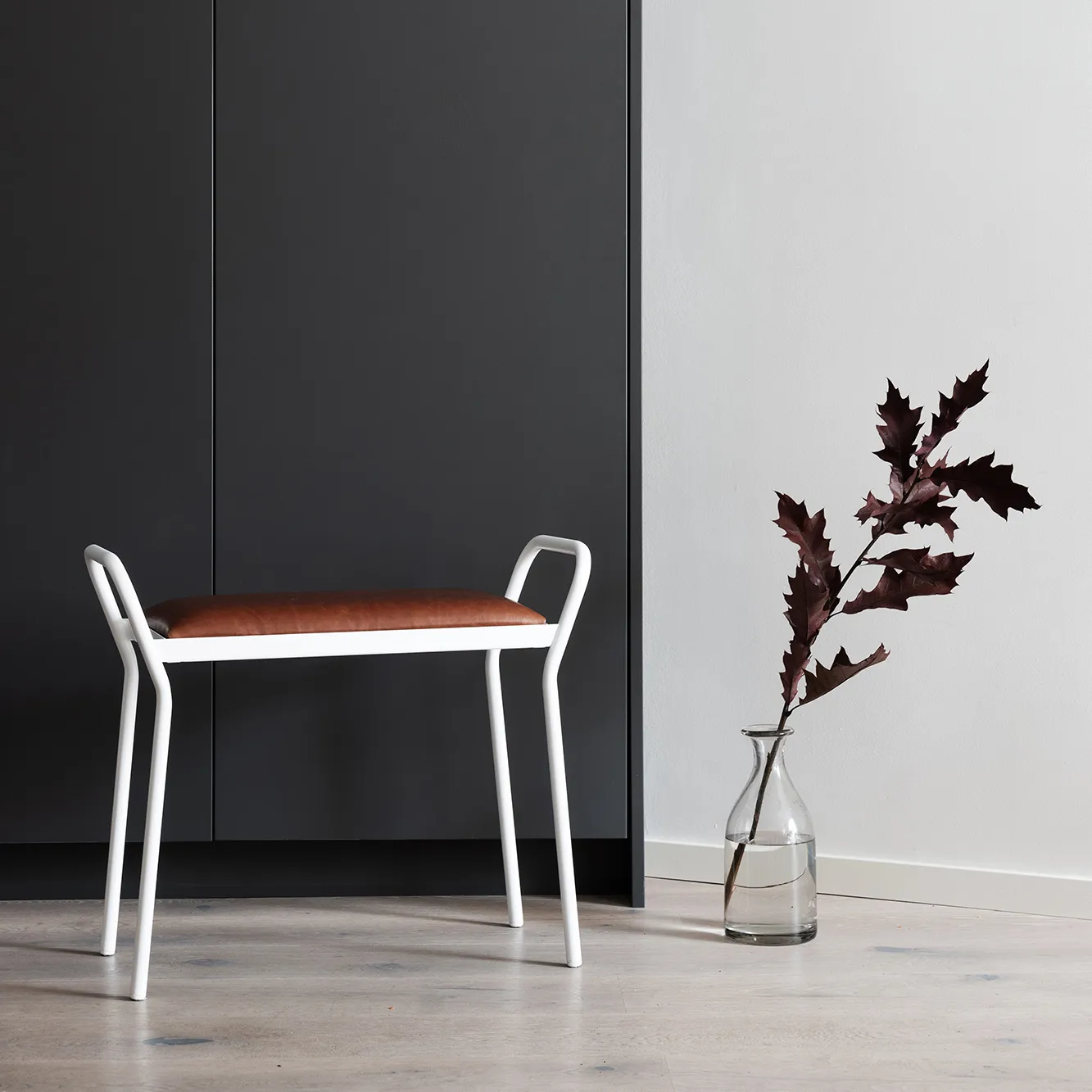 Anyone stool, White with vintage cognac leather Maze