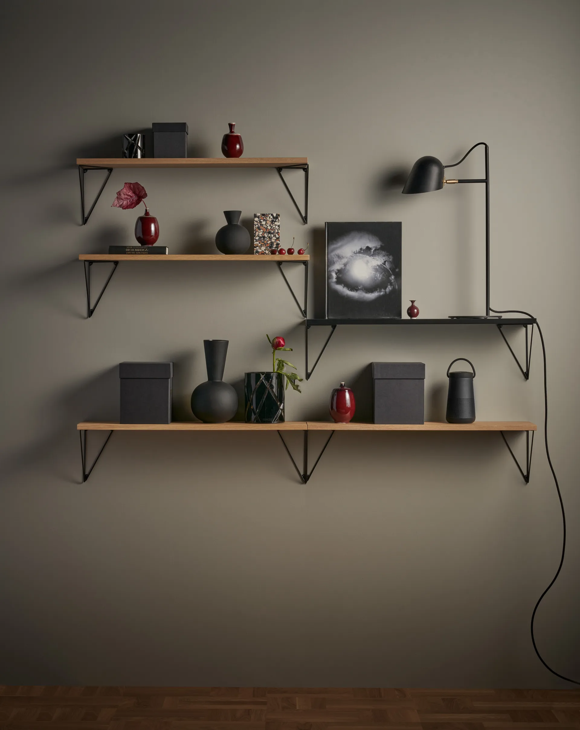 Pythagoras shelf, black Maze