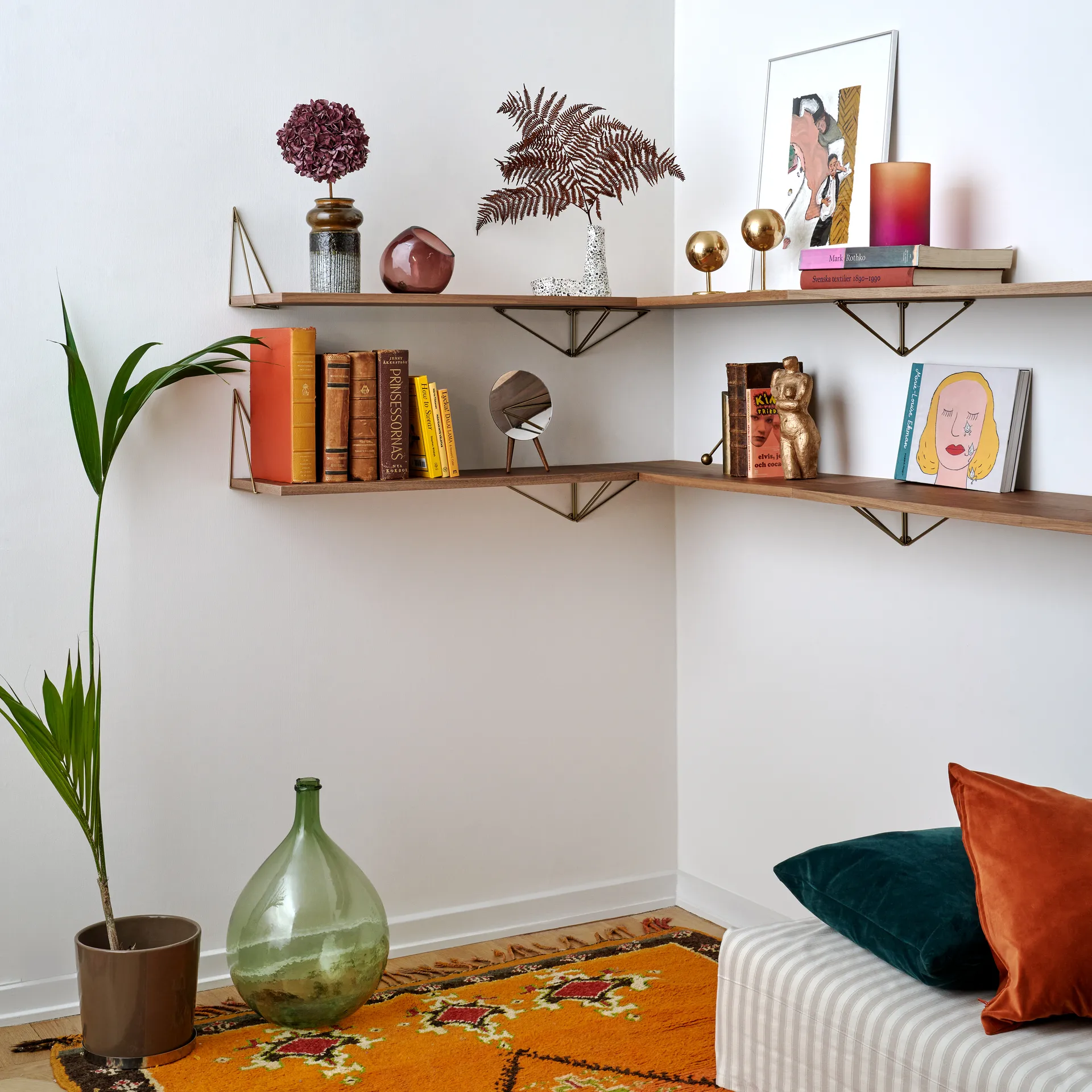 Pythagoras shelf, walnut Maze
