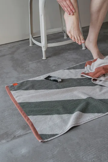 Diagonal bath mat 50x80 cm - Dark olive - Mette Ditmer