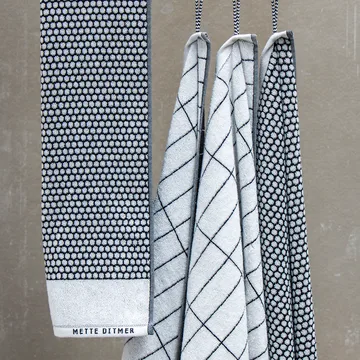 Grid towel 70x140 cm - Black-off white - Mette Ditmer