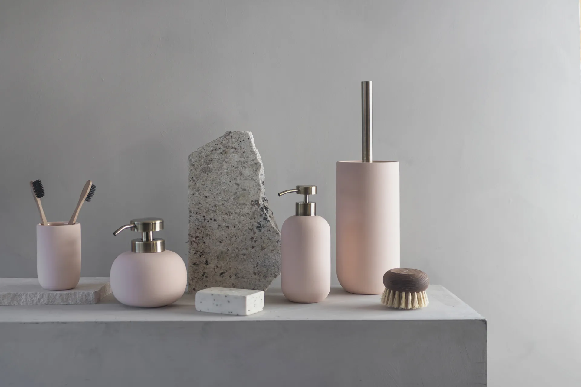 Lotus ceramic toilet brush, Powder rose Mette Ditmer