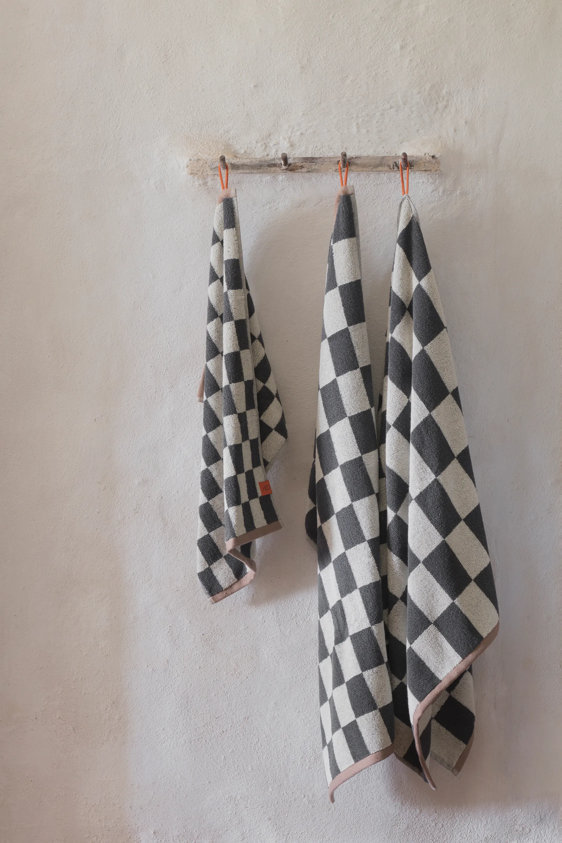Retro towel, Dark grey, 70x133 cm Mette Ditmer