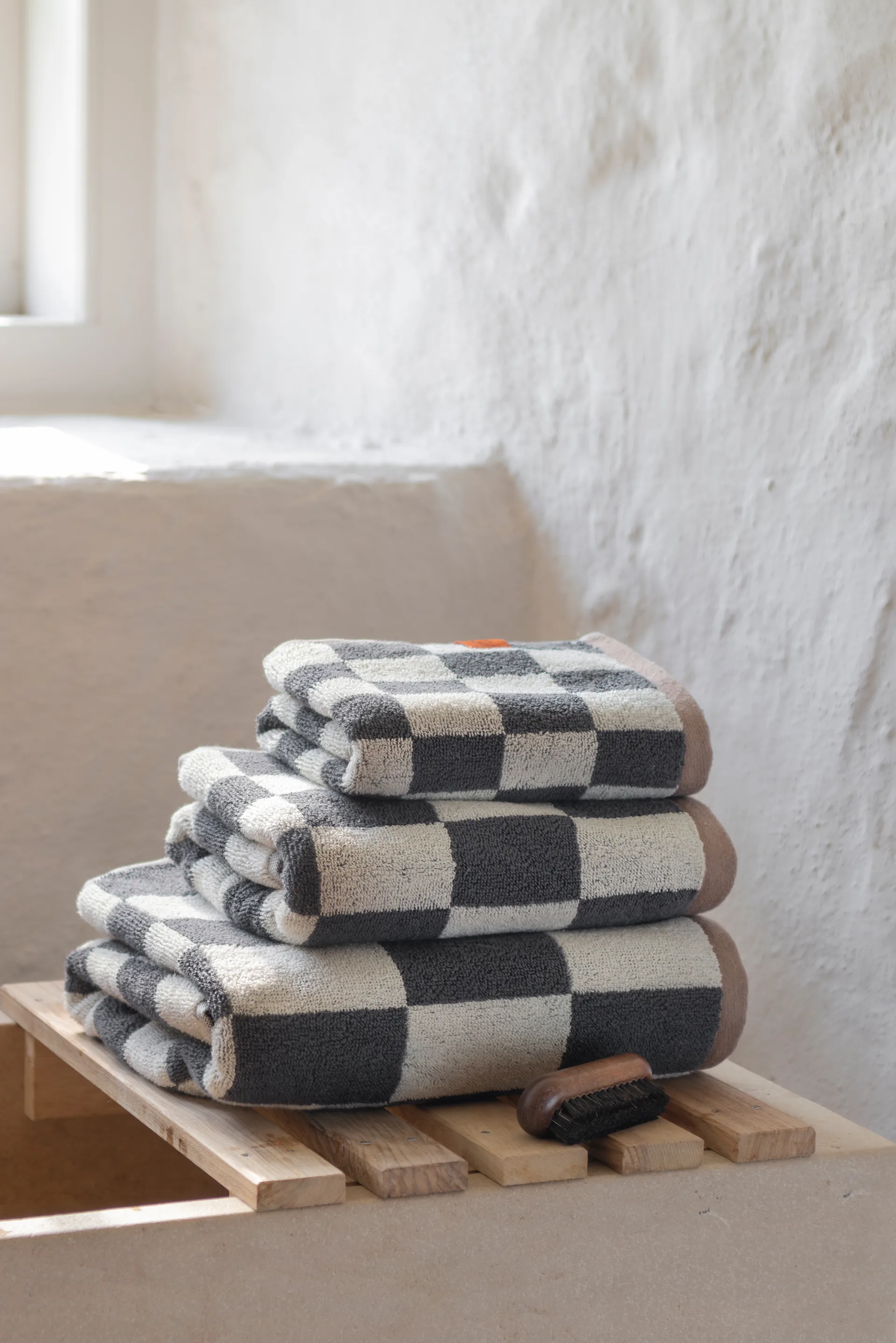 Retro towel, Dark grey, 70x133 cm Mette Ditmer