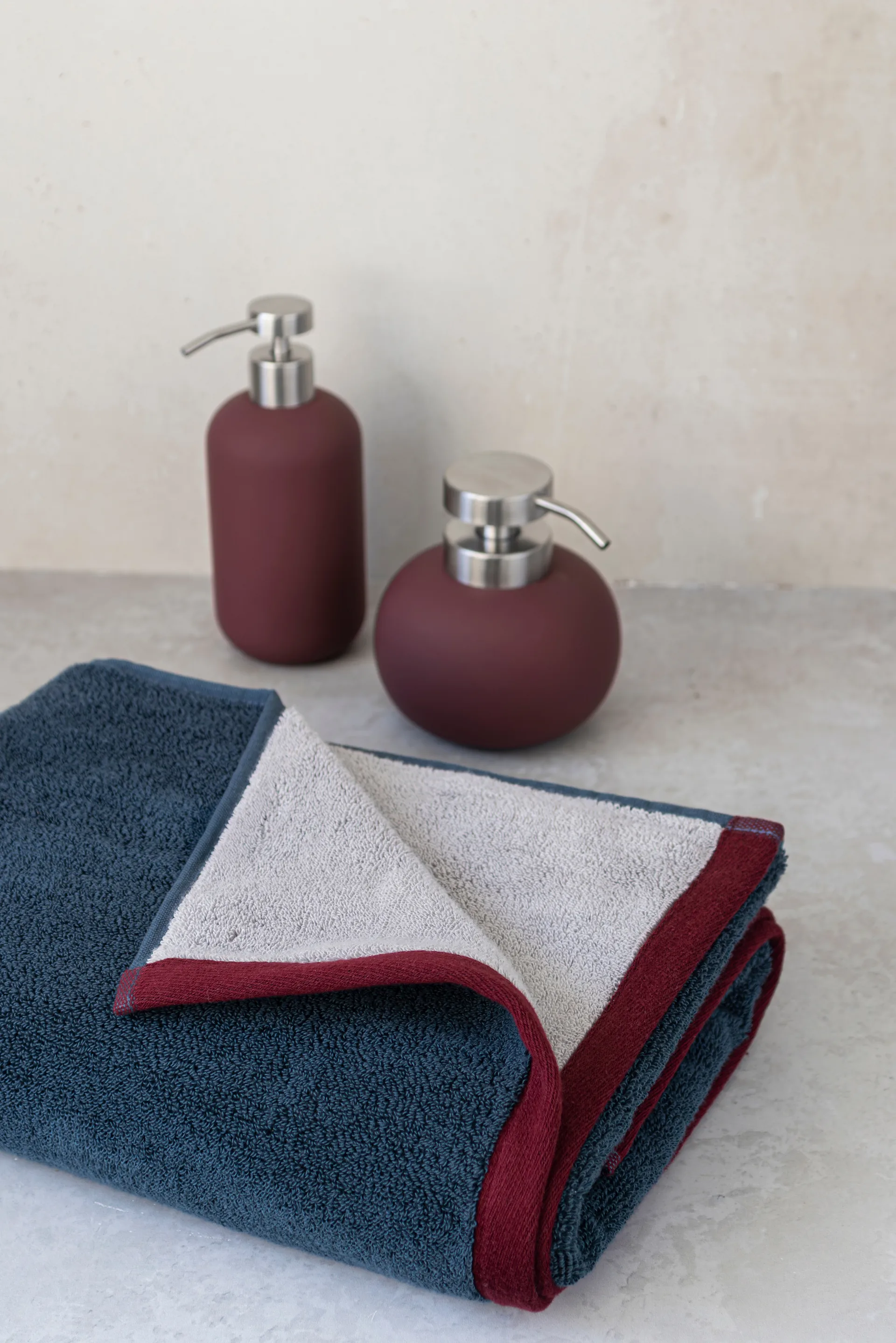 Soft bath towel 70x133 cm, Midnight blue-light grey Mette Ditmer