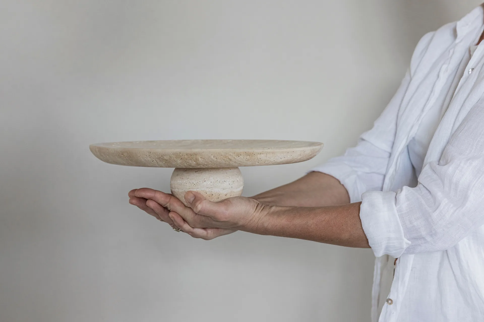 Travertine pedestal, Linen, Ø32x8.5 cm Mette Ditmer