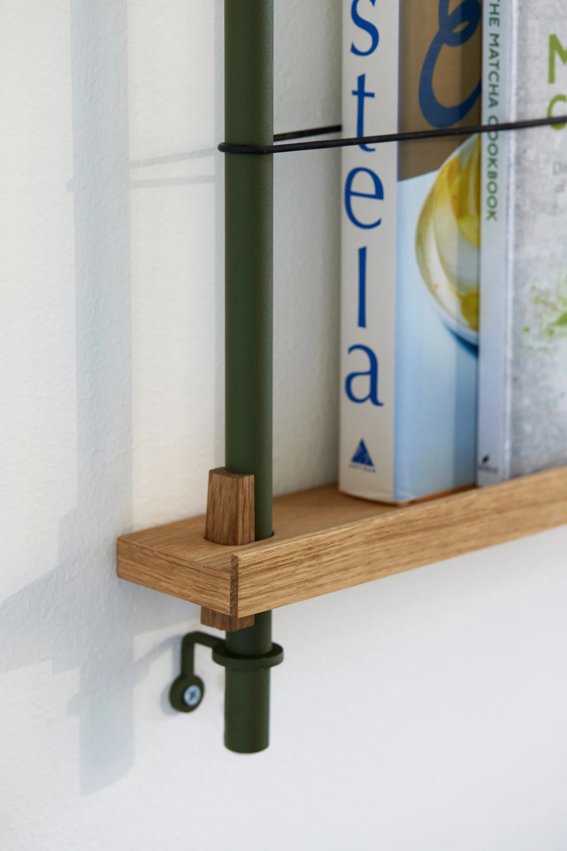 Moebe magazine rack, Smoked oak-green MOEBE