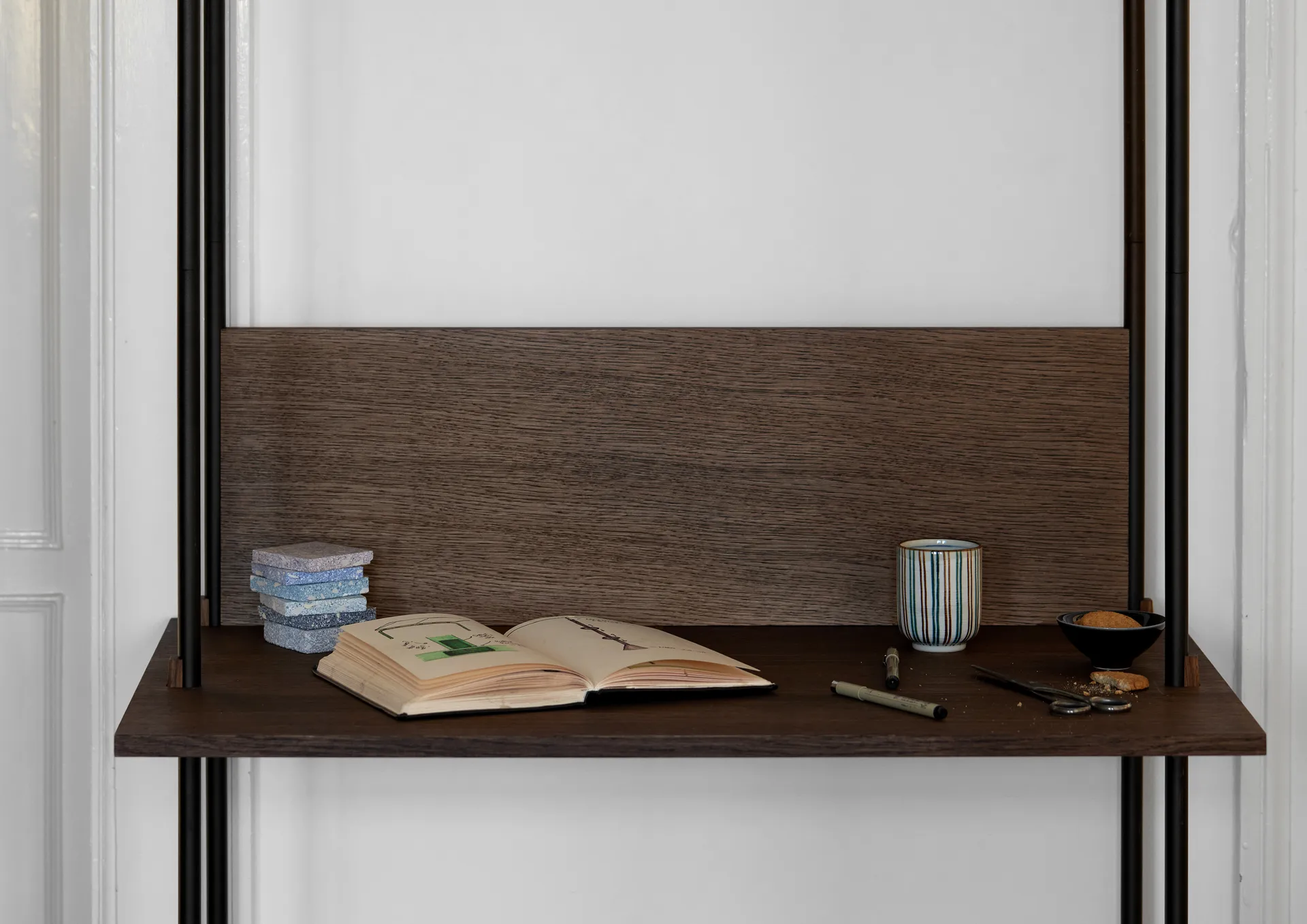 Moebe shelving system s.200.1.D, Smoked oak-black MOEBE
