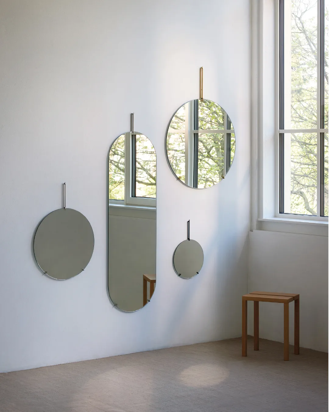 Moebe wall mirror Ø70 cm, Stainless steel MOEBE