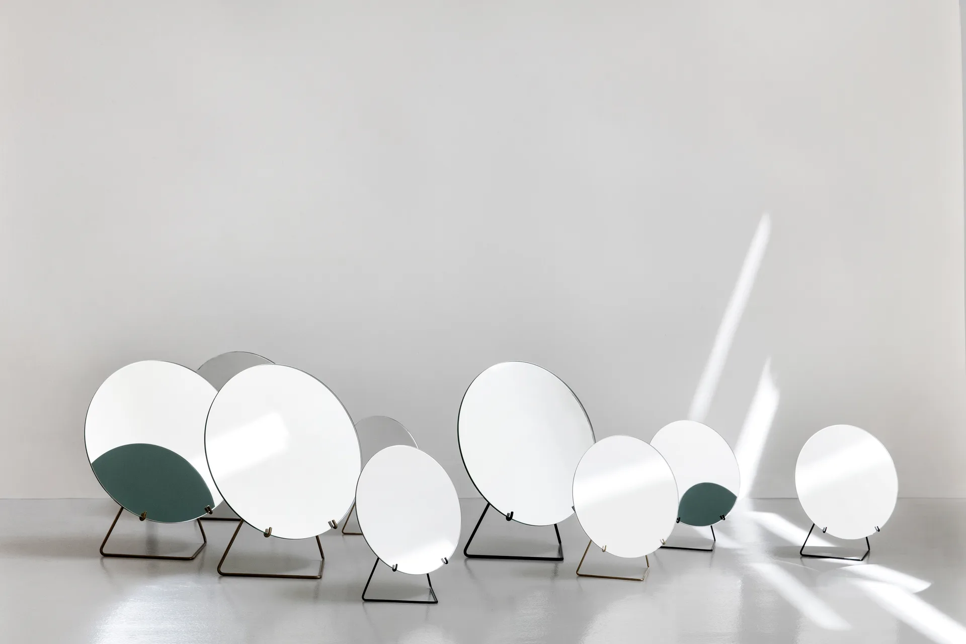 Table mirror Ø20 cm, Brass MOEBE