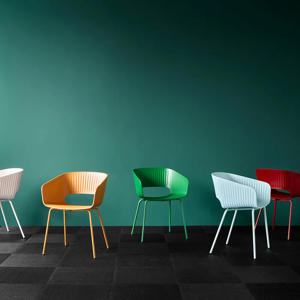 Marée 401 chair, Amber 142 legs lacquered metal  Montana
