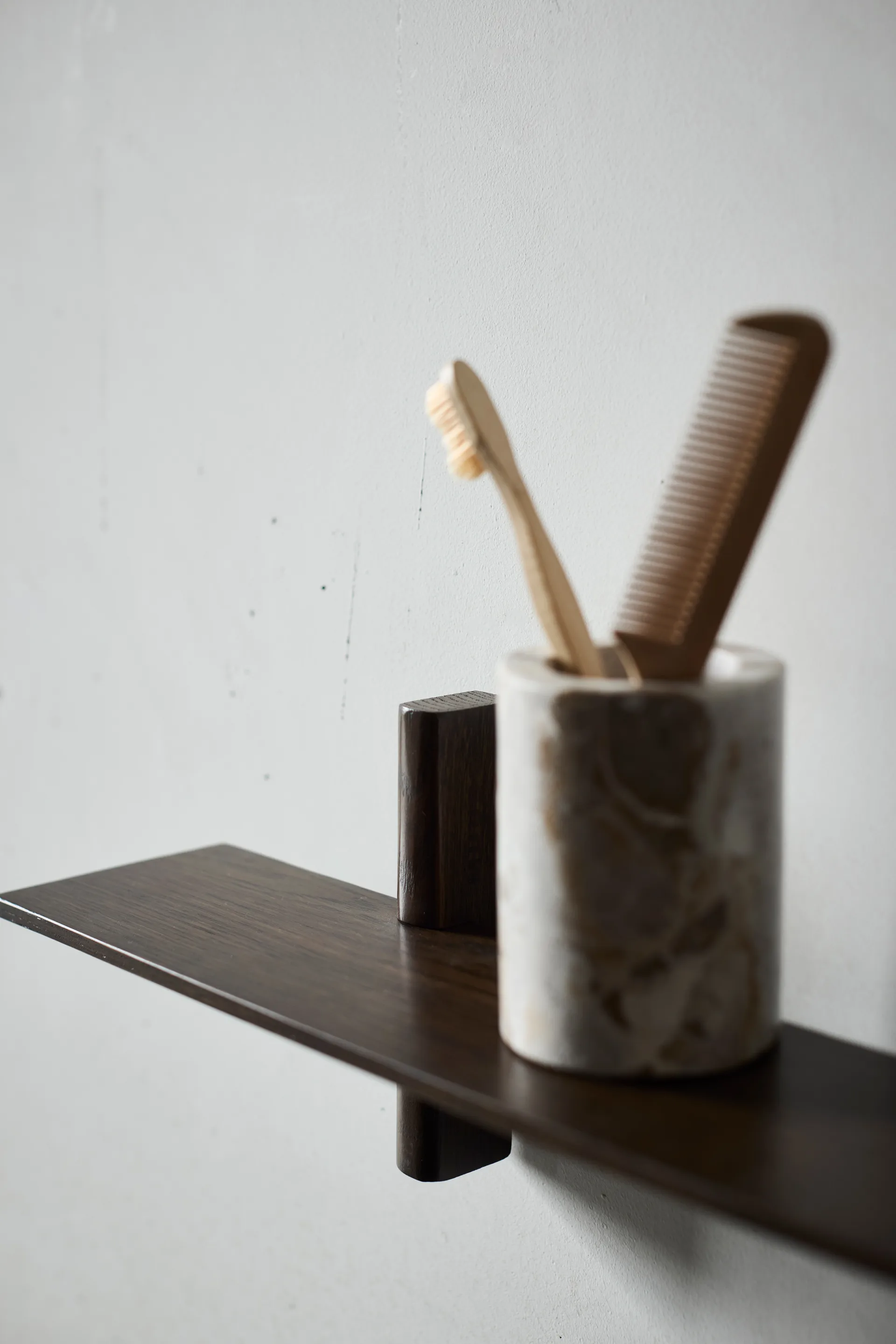 White toothbrush holder, Seashell MUUBS