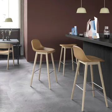 Fiber barstool with backrest 65 cm - Natural white-oak legs - Muuto