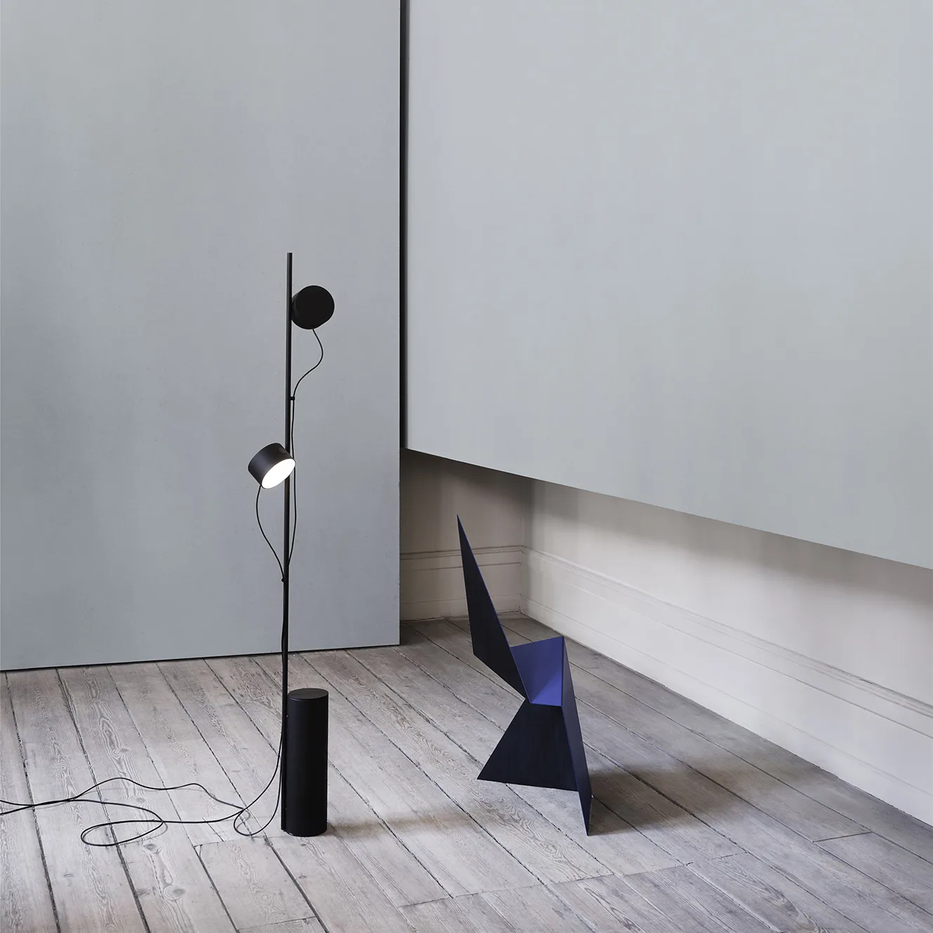 Post floor lamp, Black Muuto