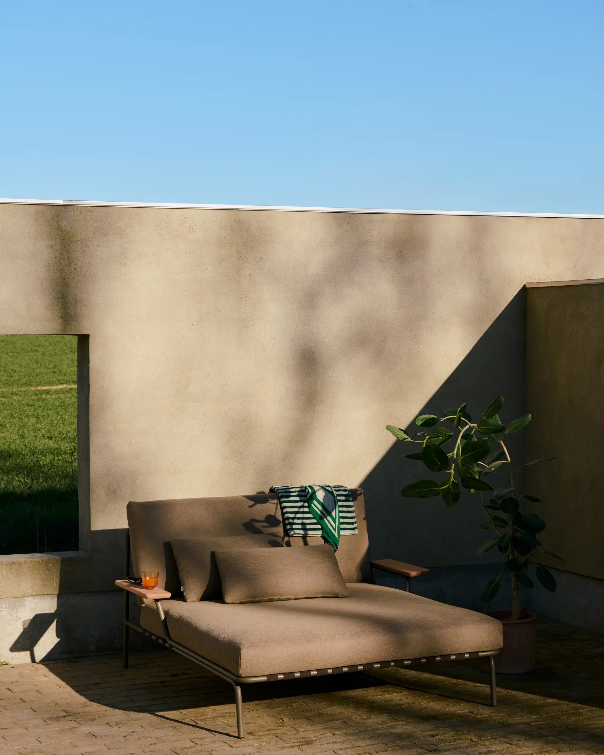 Settle chaise lounge, Ribbed Weave 5-taupe, with armrests Muuto