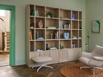 Stacked 2.0 shelving with back plate, large - oak - Muuto