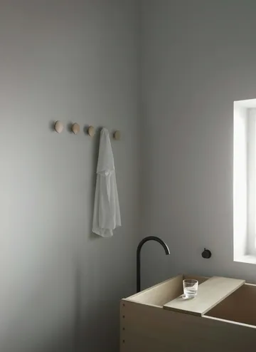 The Dots clothes hook oak - Ø6,5 cm - Muuto