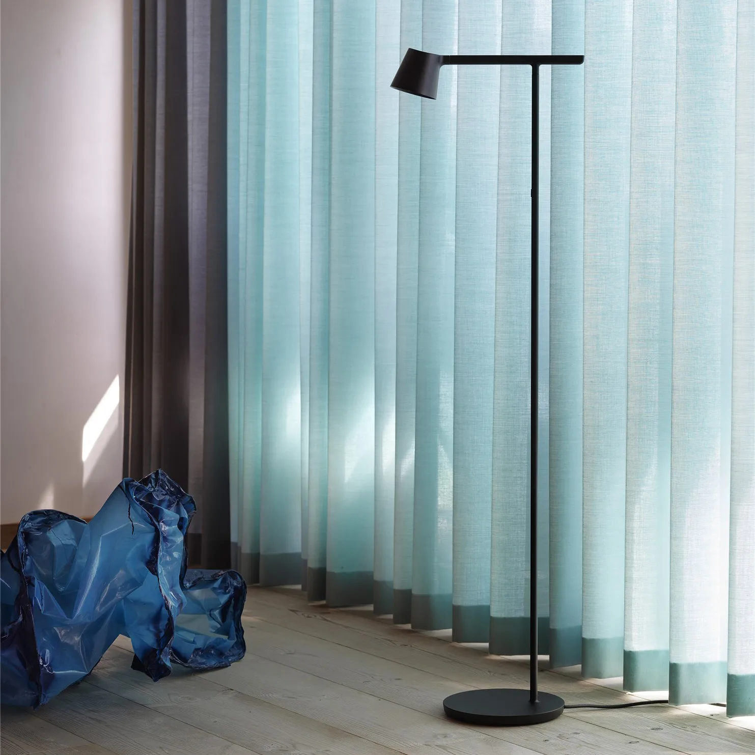 Tip floor lamp, Black Muuto