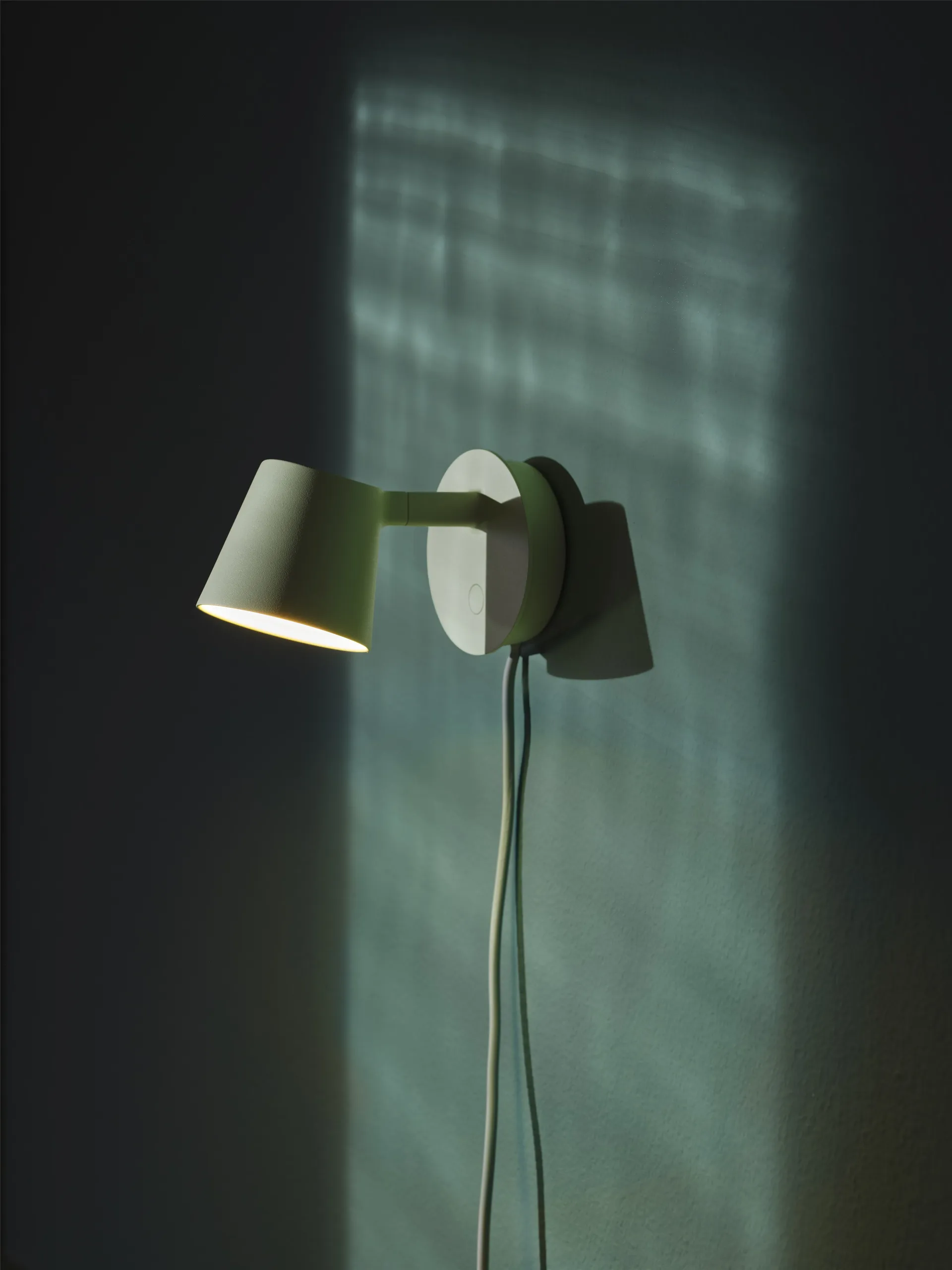 Tip wall lamp, Light Green Muuto