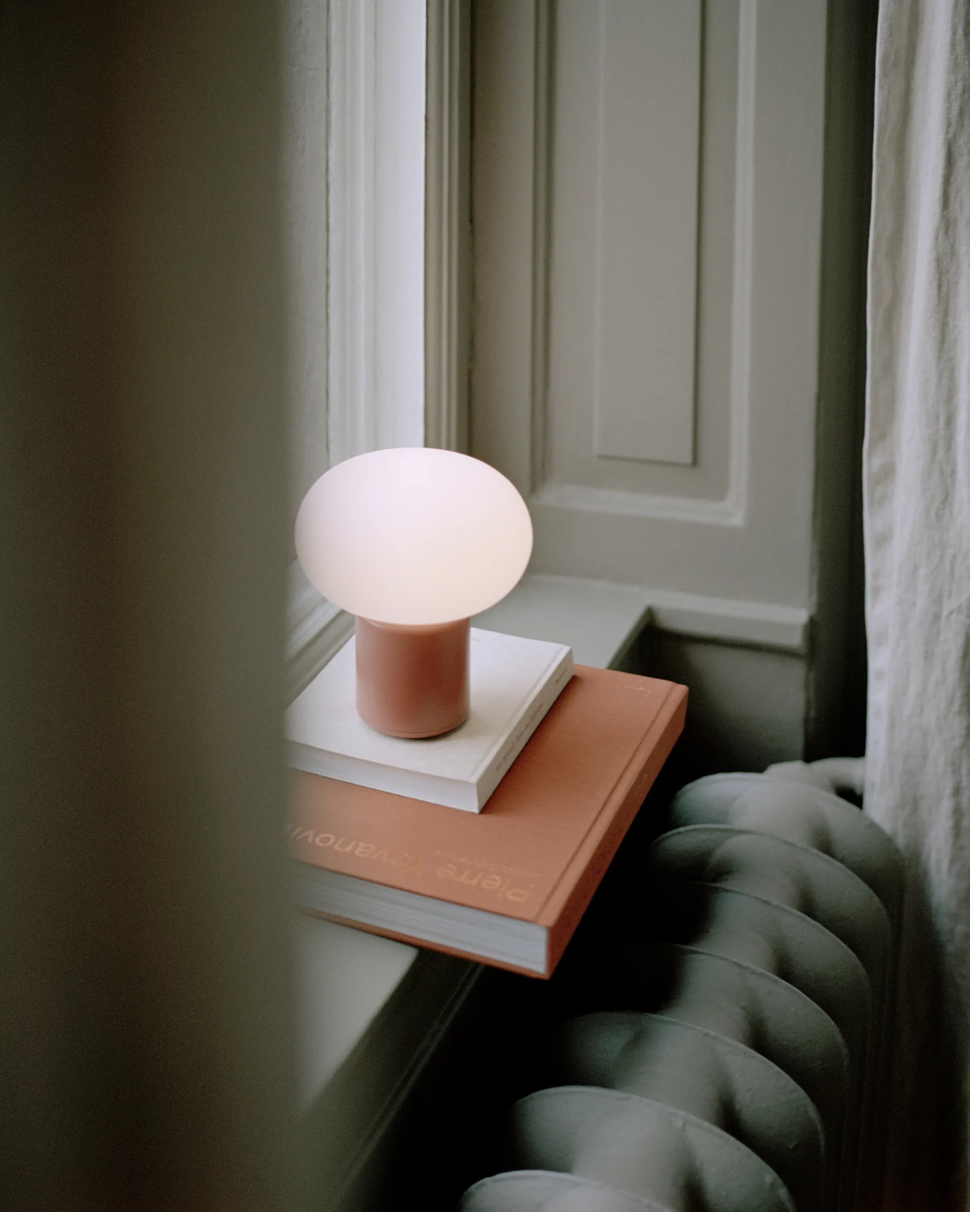 Karl-Johan table lamp portable, Earth red New Works