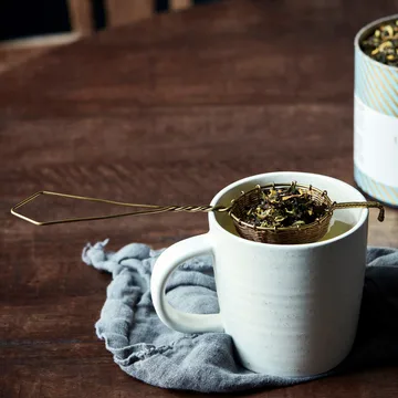 Presentation tea strainer - Golden - Nicolas Vahé