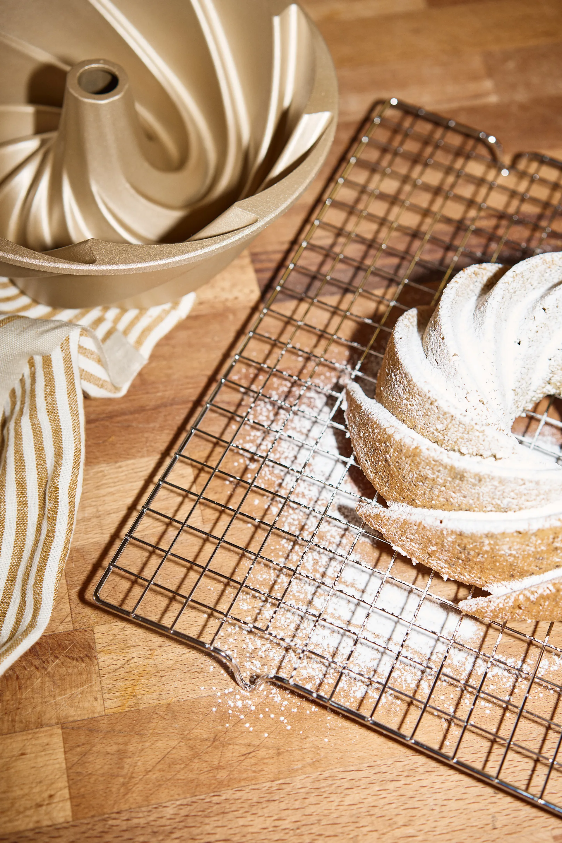Lily cake pan nonstick, Gold Nordwik