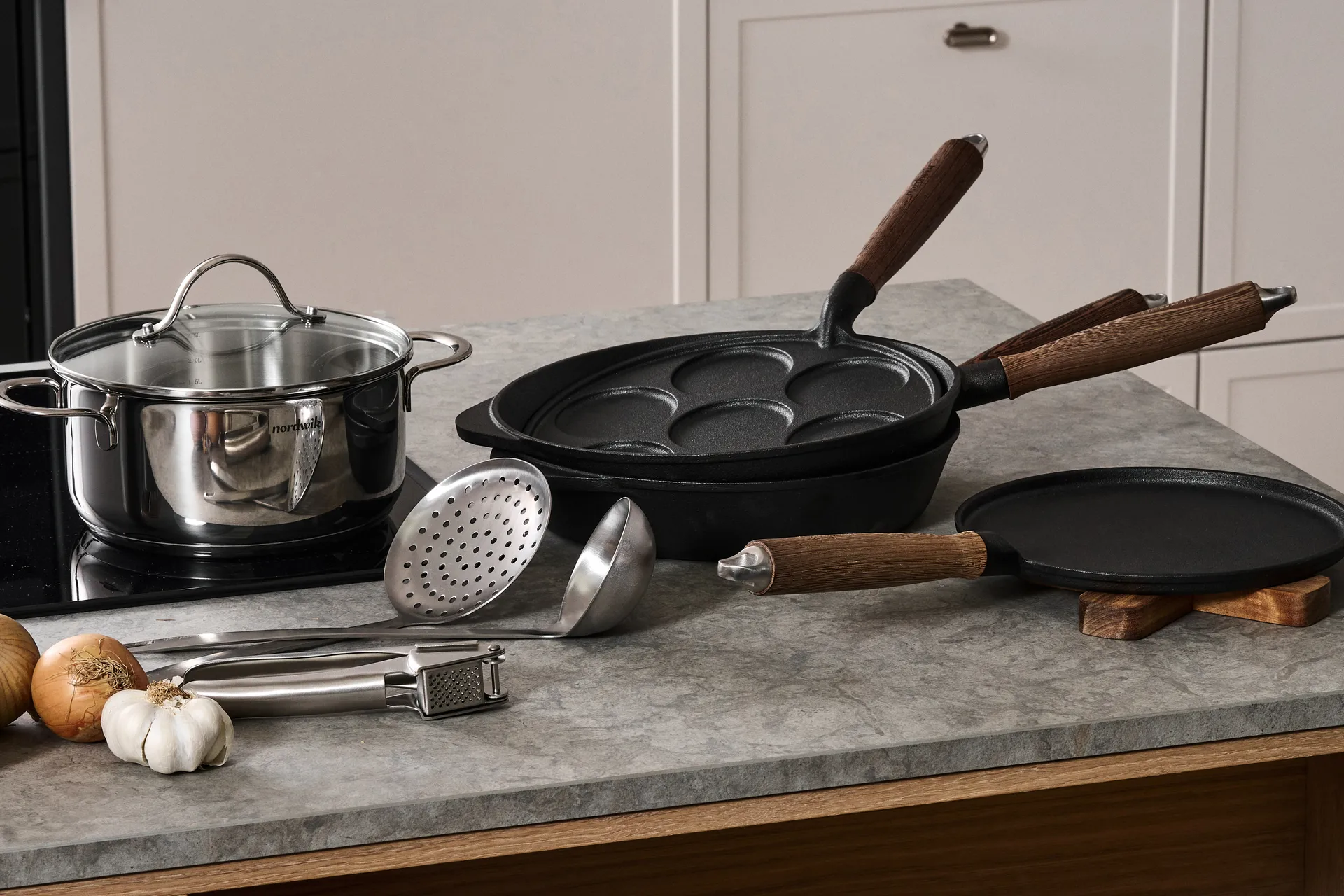 Nordwik cast iron griddle pan with wooden handle, 25.5 cm Nordwik