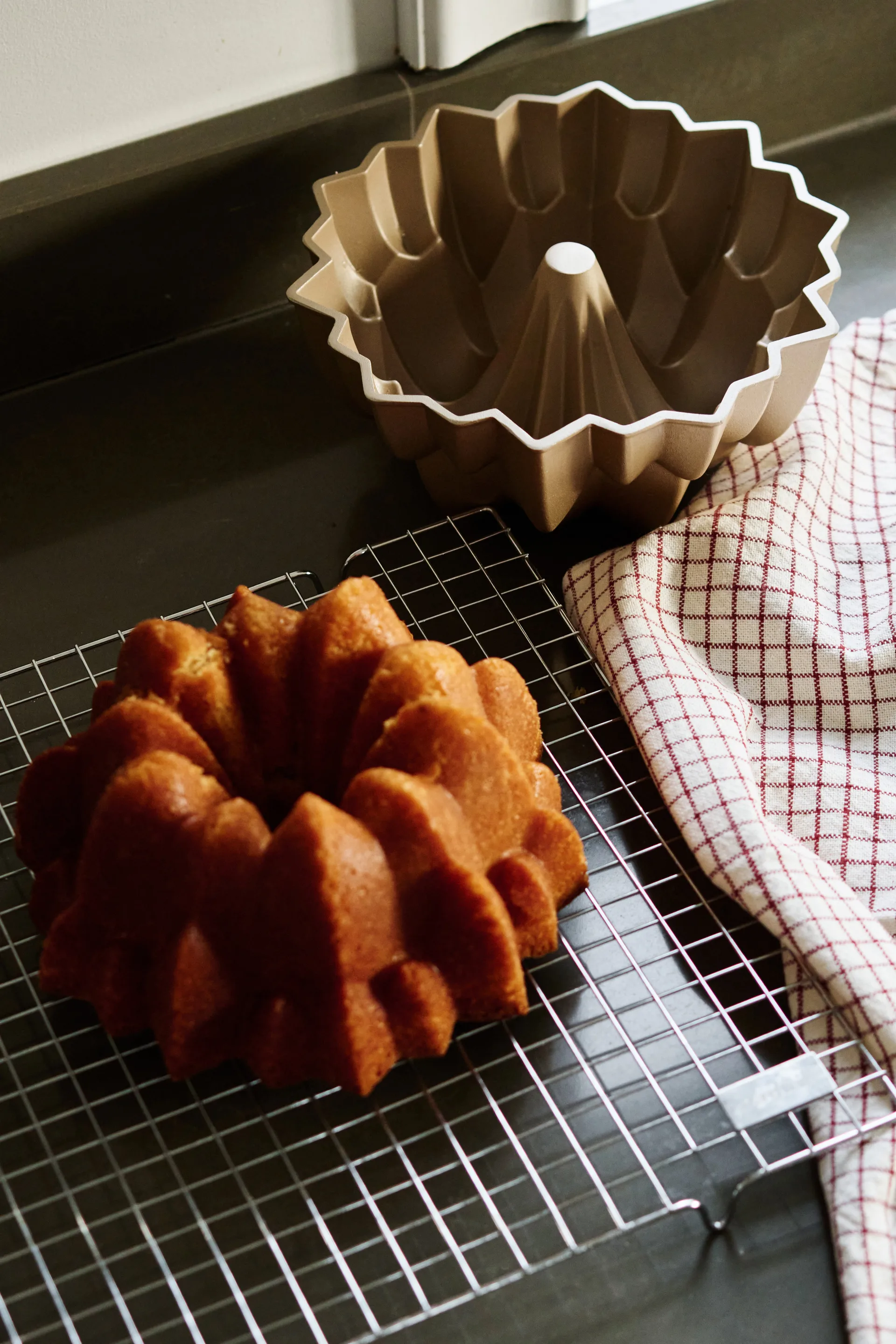 Nordwik Poppy sponge cake pan, Gold Nordwik
