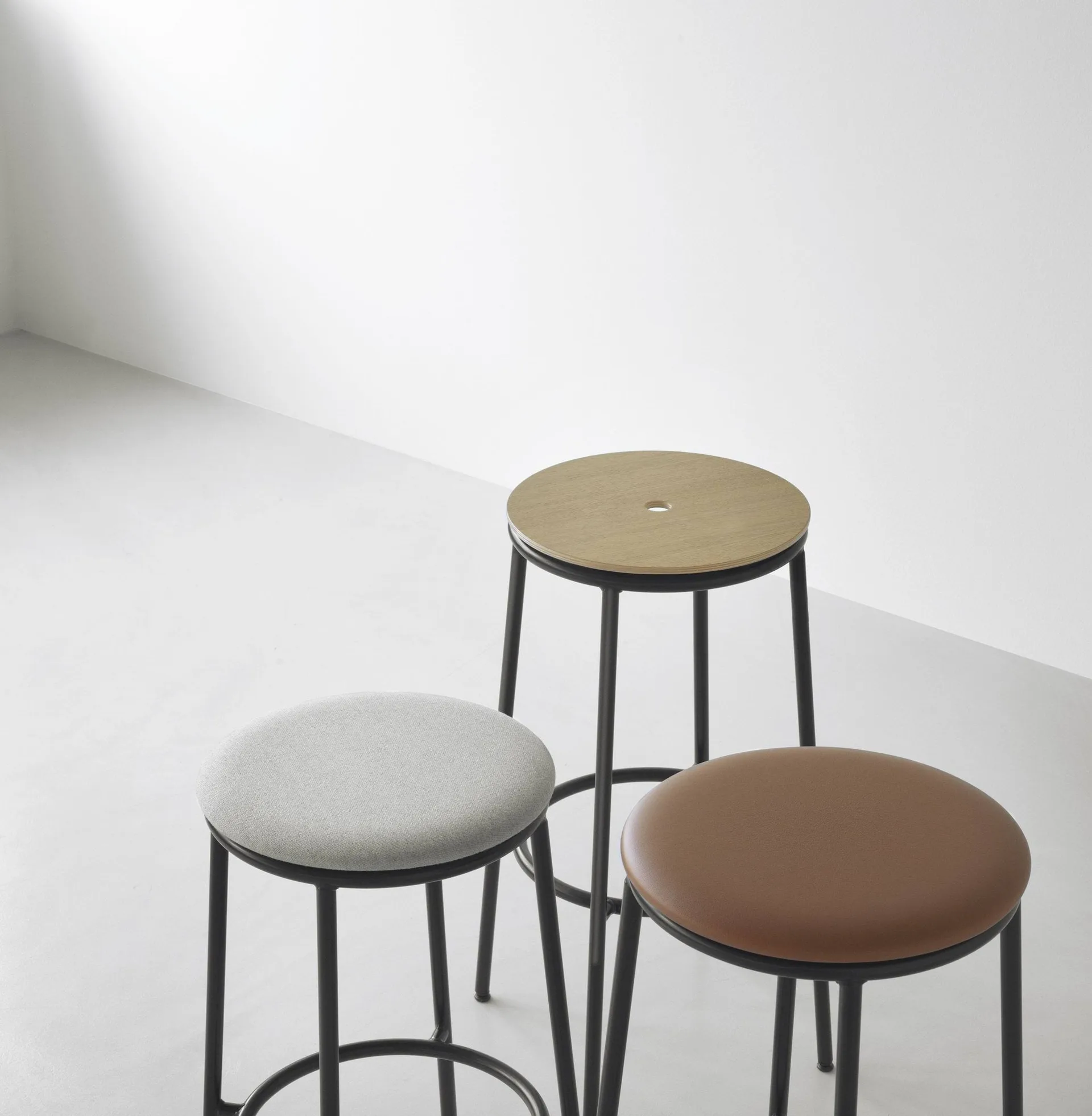 Circa barstool 65 cm, Black aluminium Normann Copenhagen