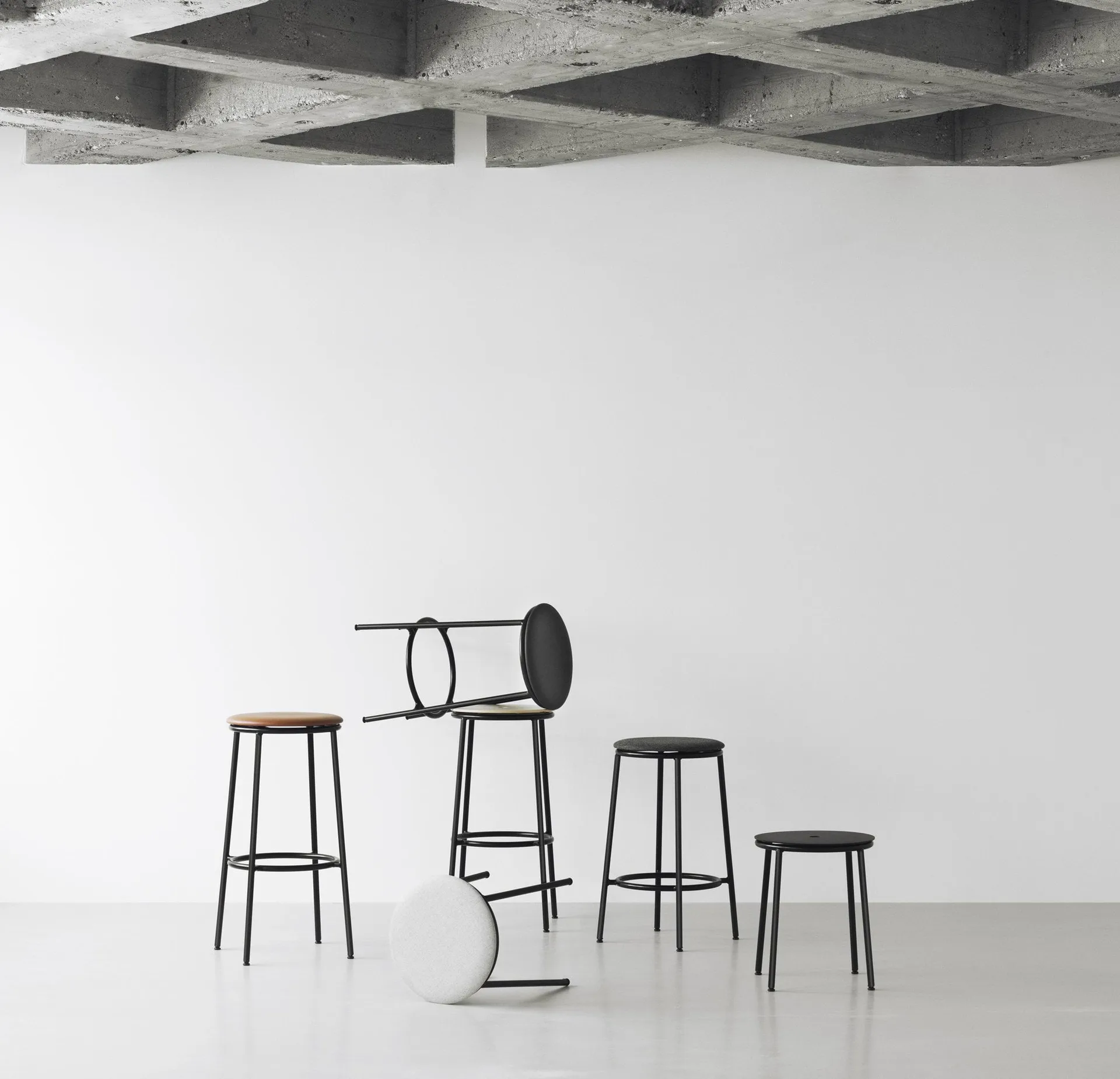 Circa barstool 65 cm, Black aluminium Normann Copenhagen