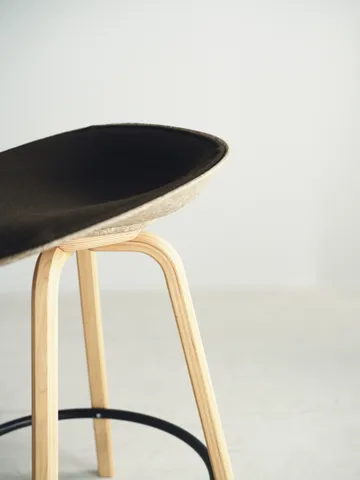 Mat Barstool front-upholstered 65 cm. - Ultra 41599-hemp-beech-black steel - Normann Copenhagen