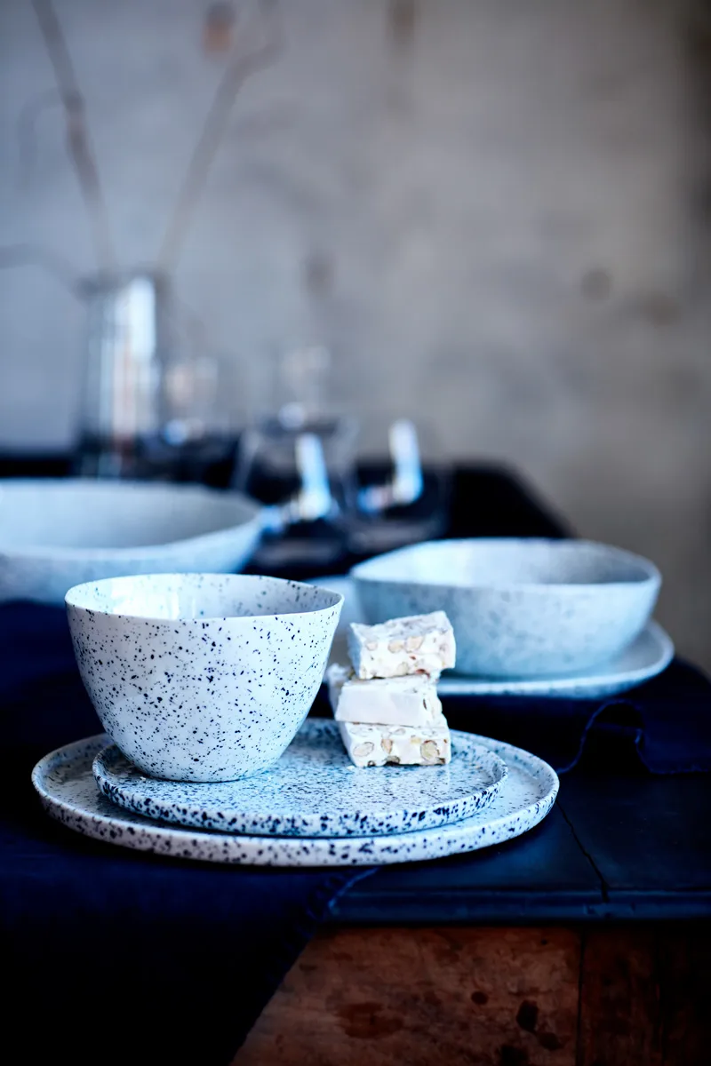 Poppi plate 27 cm, white-black Olsson & Jensen