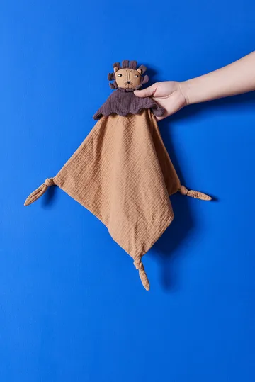 Lobo Lion baby blanket 40x40 cm - Caramel - OYOY