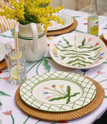 Madelen Möllard Tulip plate - Green, 28 cm - Pick a Poppy