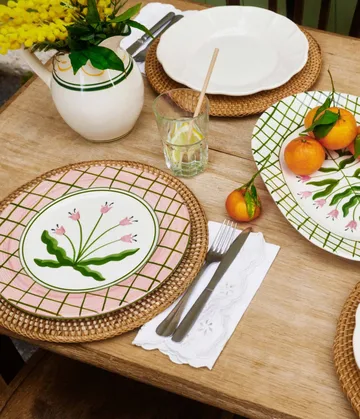 Madelen Möllard Tulip plate - Pink, 28 cm - Pick a Poppy