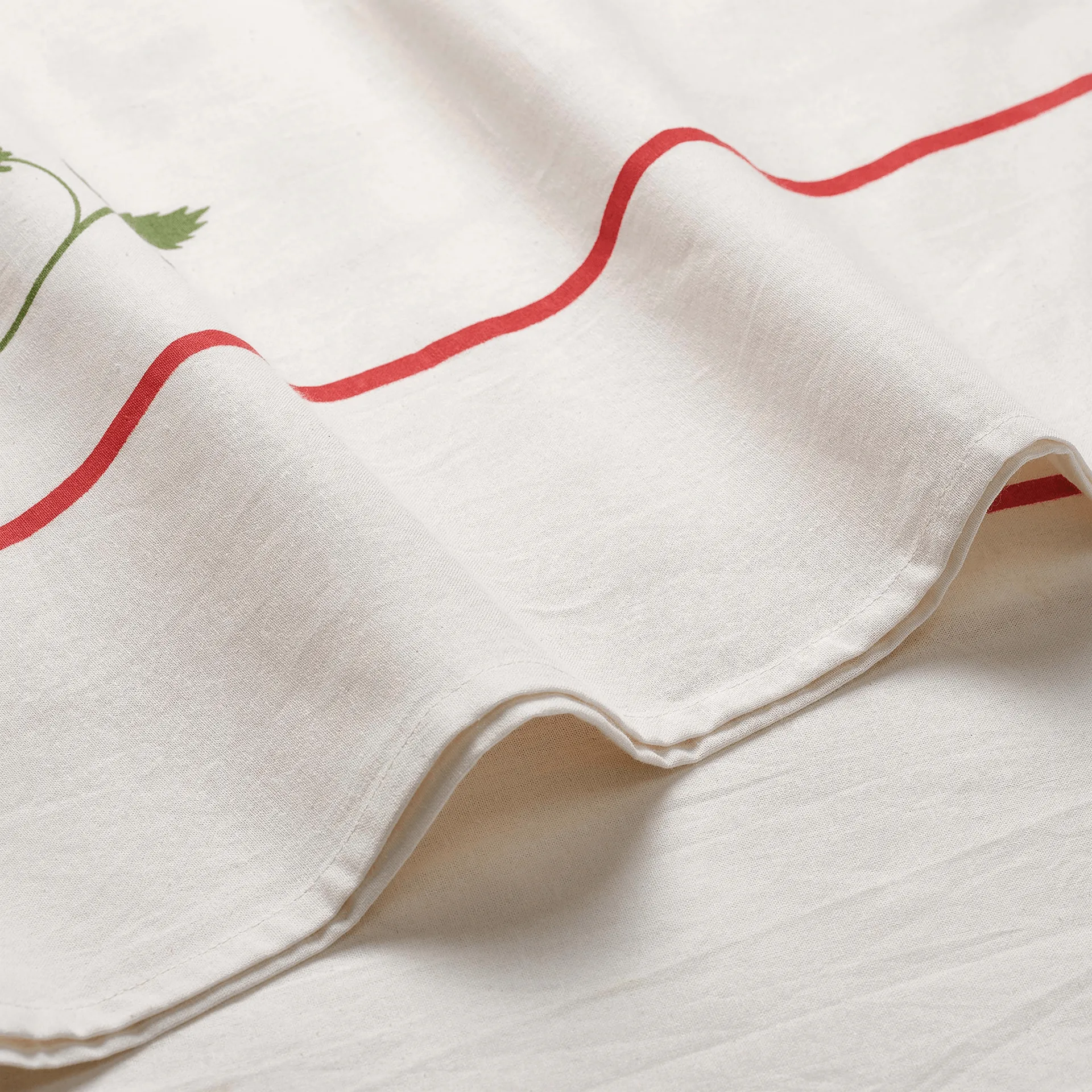 Wild Strawberry tablecloth, Red, 250x150 cm Pick a Poppy
