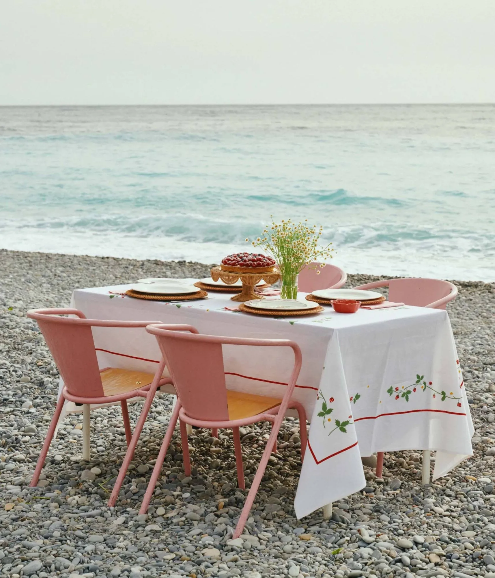 Wild Strawberry tablecloth, Red, 350x150 cm Pick a Poppy