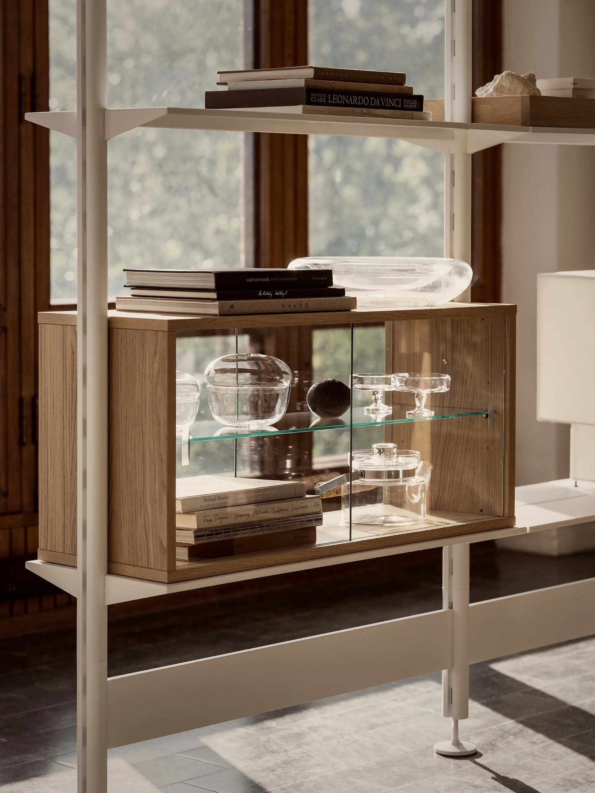Pira display cabinet, Whitewashed oak-clear glass, 90x31 cm, glass back Pira