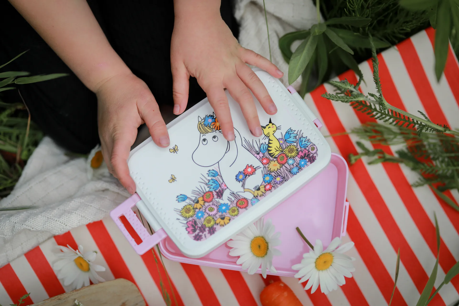 Moomin Meadow lunch box 12x18.5 cm, Purple-pink Rätt Start