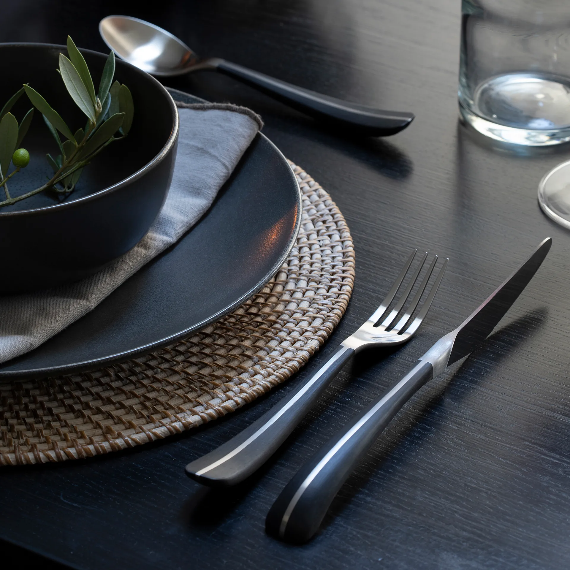 Contour spoon, black Robert Welch