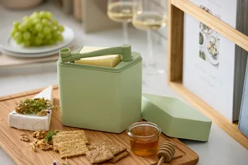 Classic cheese box incl cheese slicer 16.5x10x19 cm - Misty green - Rosti