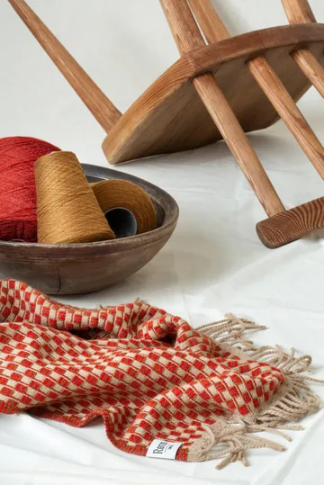 Isak throw 150x210 cm - Red sumac - Røros Tweed